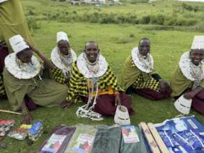 Loan Women Sell Goods at the Alcheniomelock Market