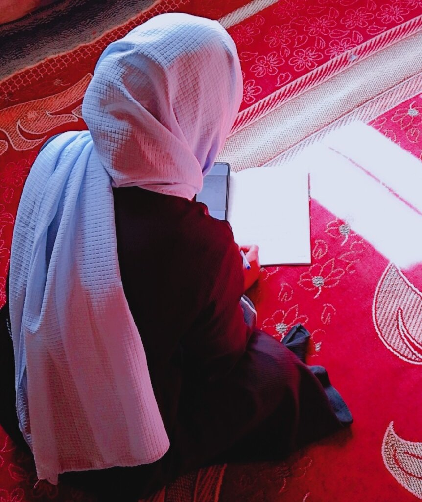 Student learning English through Fara