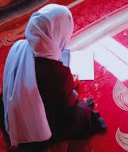 Student learning English through Fara