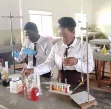 Ssaku students in lab