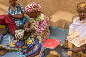 Women of the Albaye cooperative create tote bags