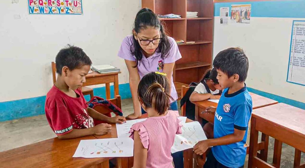 Young Kukama doing their classroom practice