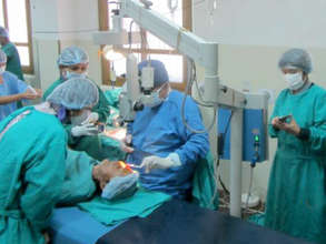 Dr. Sanduk Ruit Operating.