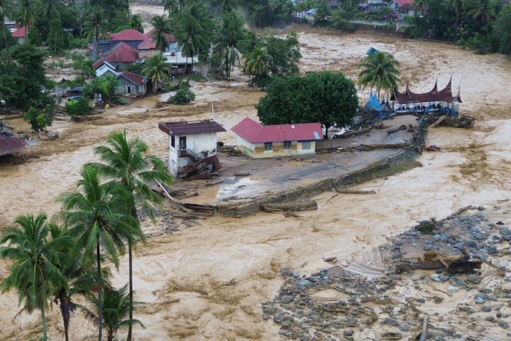 Massive Flooding in Indonesia : Help the People