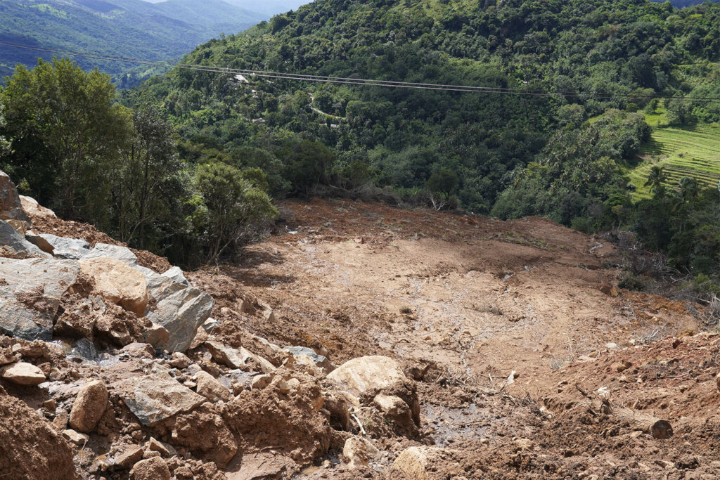 Emergency aid for landslide victims in Sri Lanka