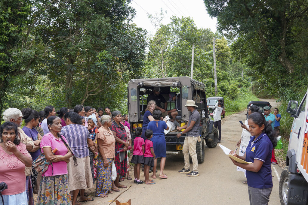 Emergency aid for landslide victims in Sri Lanka