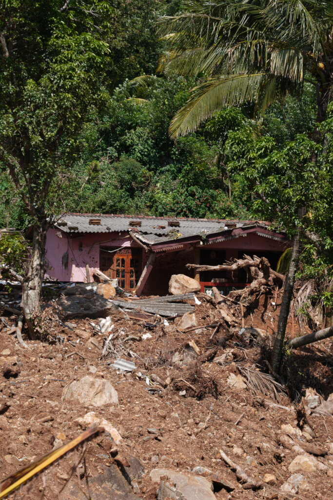 Emergency aid for landslide victims in Sri Lanka