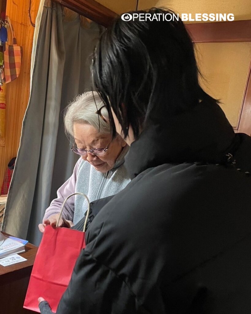 Give a Christmas Gift to 2000 Needy in Japan