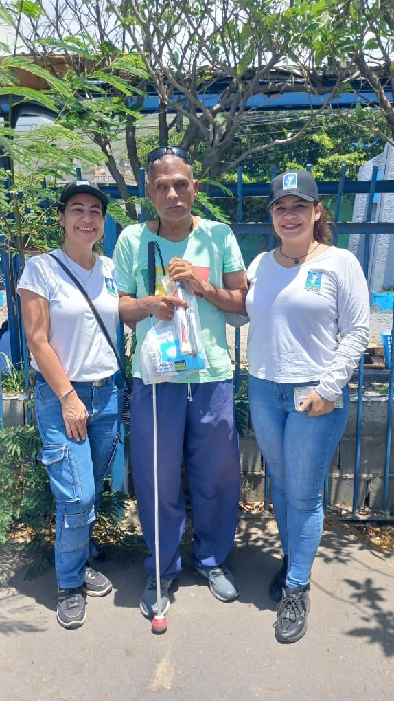 Donativo de baston de rastreo a un adulto con sord