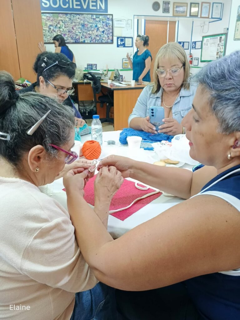 A leader weaver with deafblindness teaching