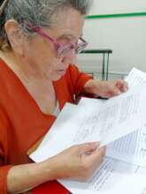 Reading, adult deafblind with Low Vision