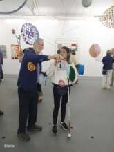 Participantes con discapacidad interactuando con u