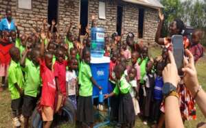 Children using the drinking water container
