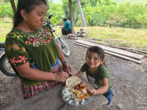 Varied, nutritious food for mom and daughter