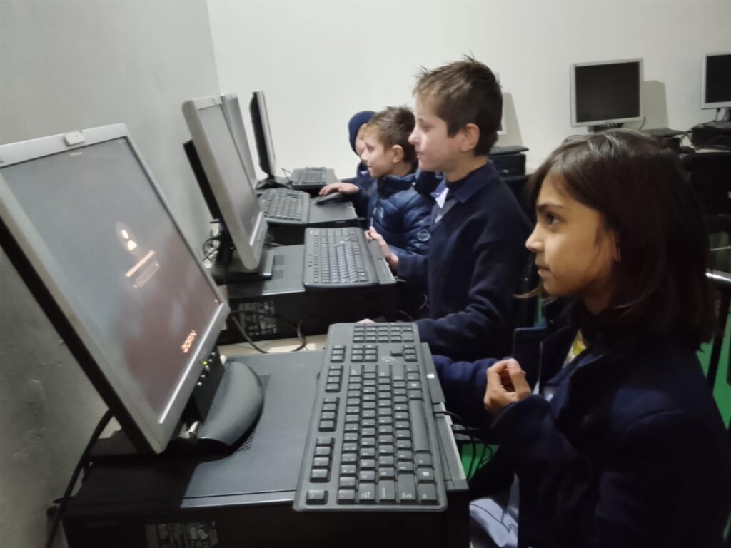 kids on computers.