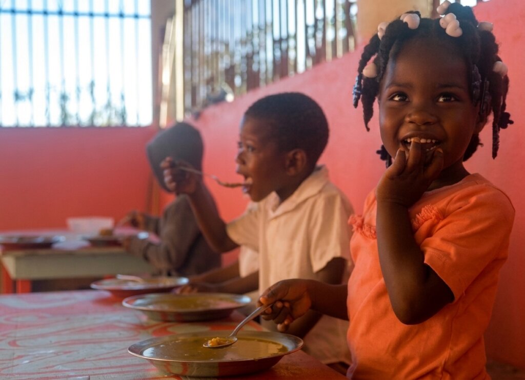 Matenwa kindergarteners at breakfast.