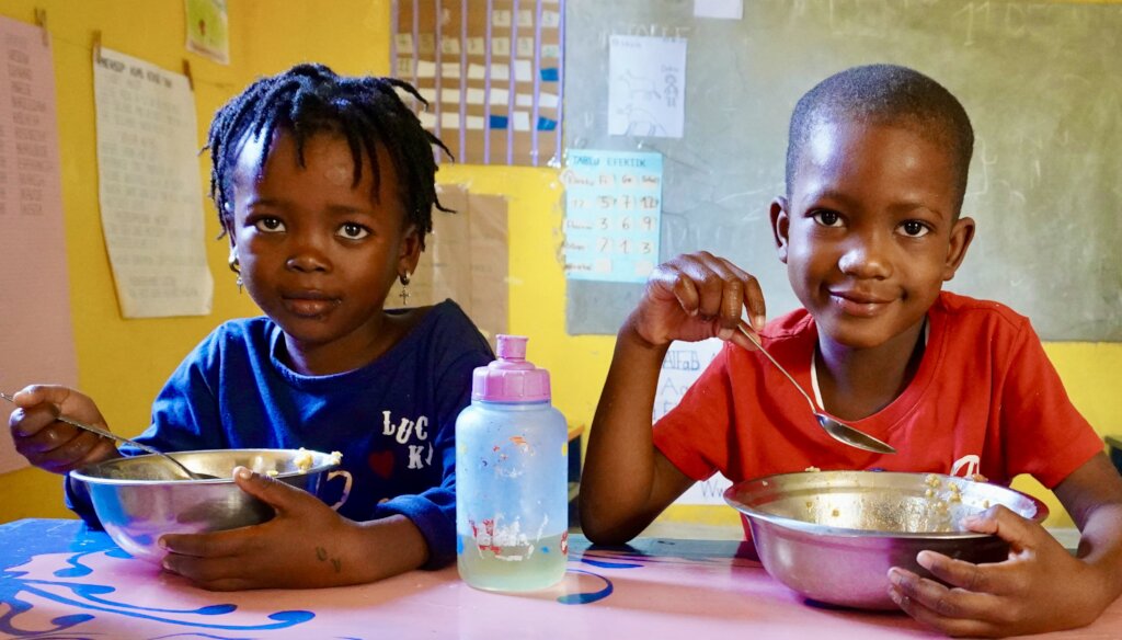 Students eating breakfast at Matenwa
