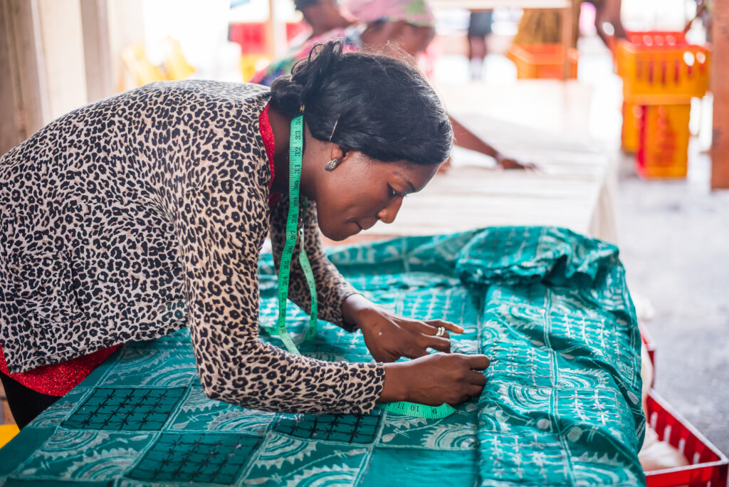 Help 100 Women Break Free from Poverty