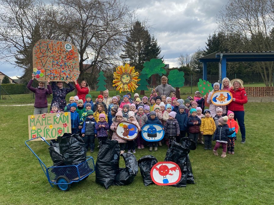 Children clen up group