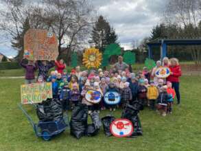 Children clen up group