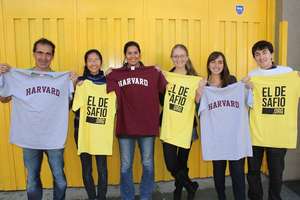 Harvard students with El Desafio staff members