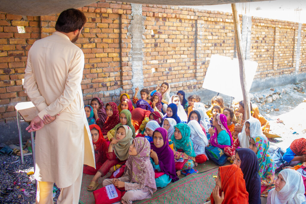 Help 3,000 Children in Pakistan Go to School