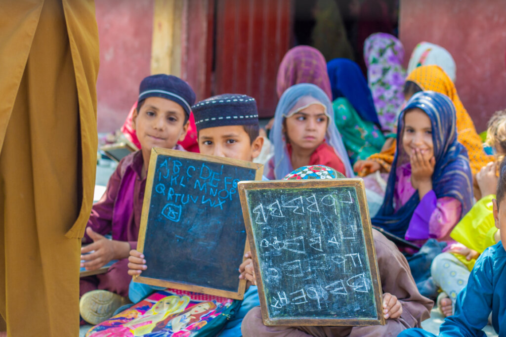 Help 3,000 Children in Pakistan Go to School