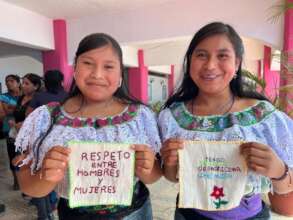 Flor y Juana mostrando sus bordados