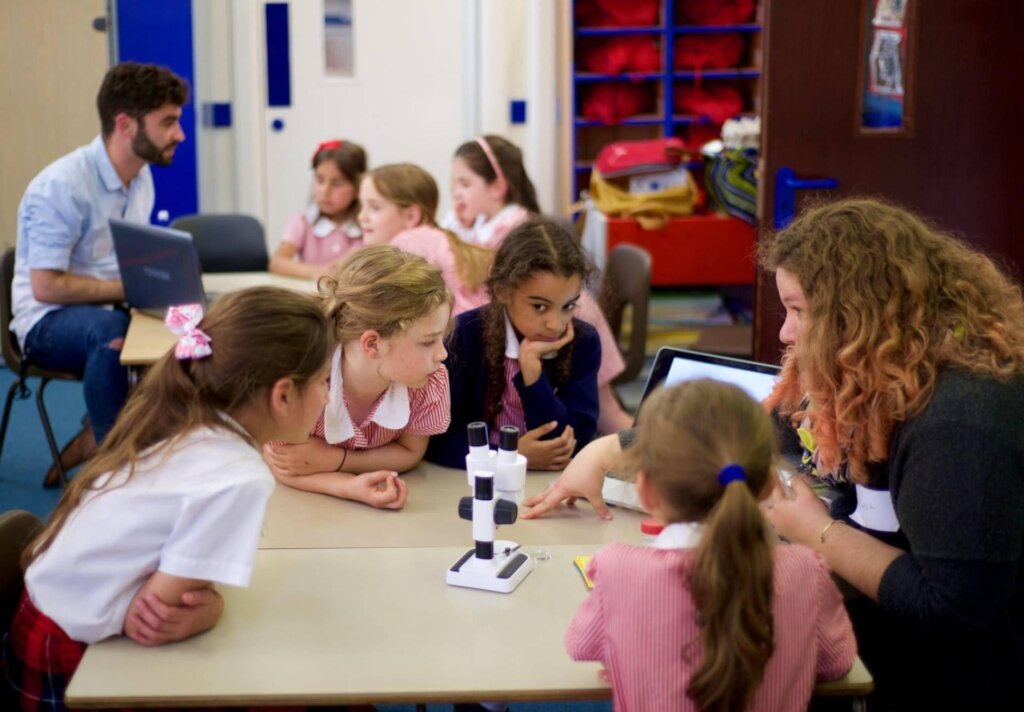 Connect migrant children and scientists in Europe