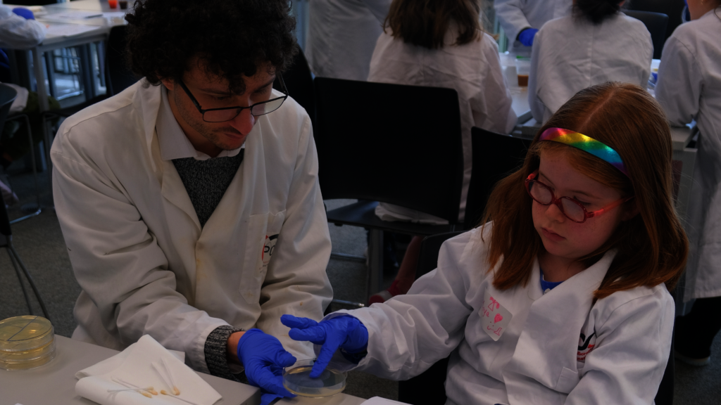 Connect migrant children and scientists in Europe