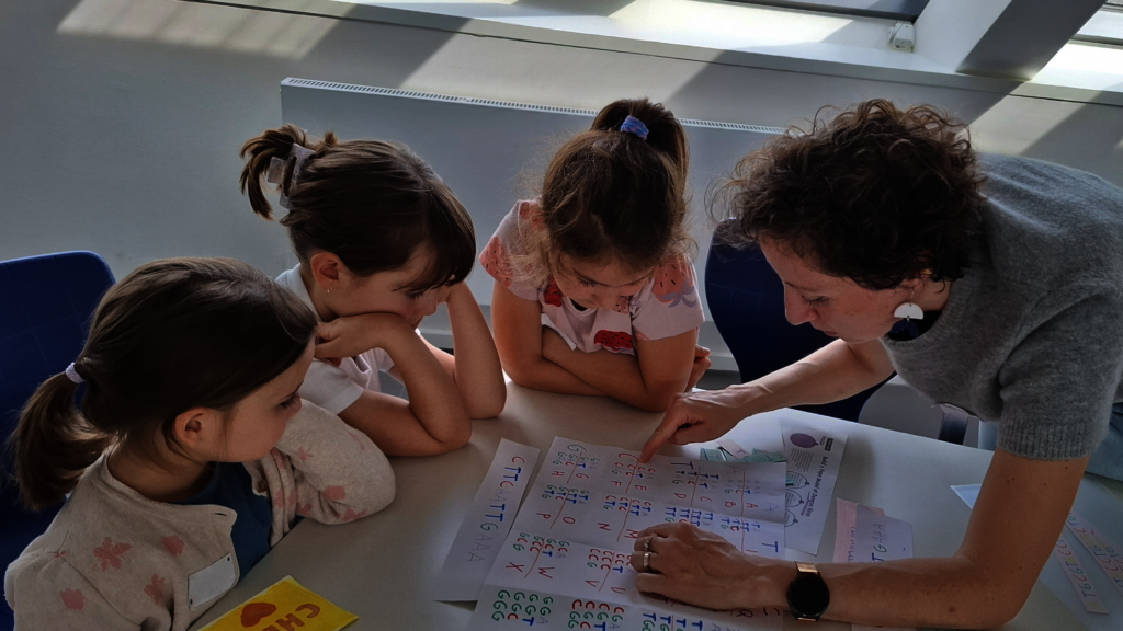 Connect migrant children and scientists in Europe