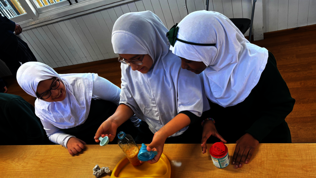 Connect migrant children and scientists in Europe