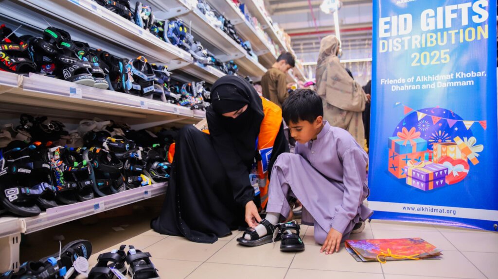 Supporting Eid Gifts For 1,000 Orphans in Pakistan