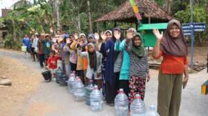 BAZNAS Distributes Clean water in drought area