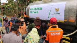 BAZNAS Distributes Clean water in drought area