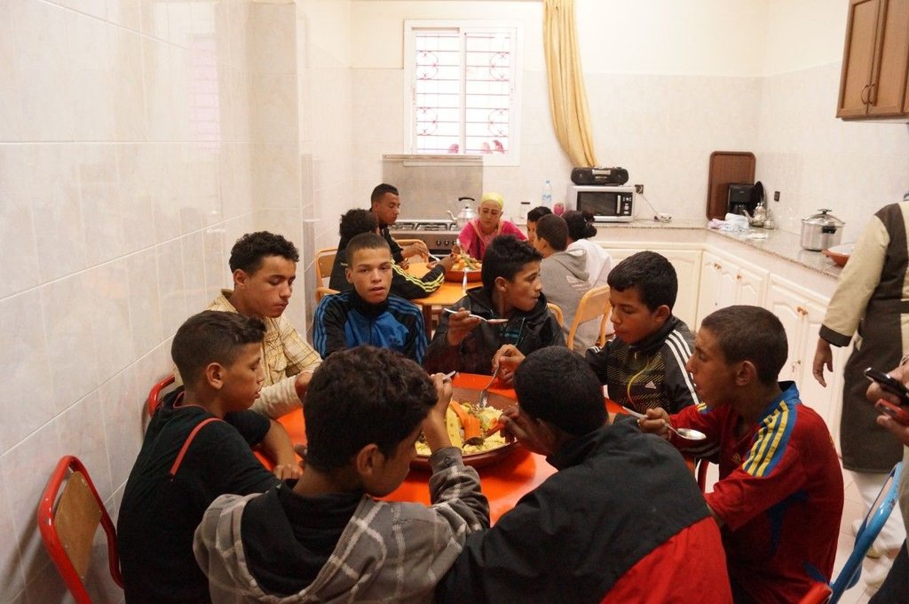 children lunching couscous together