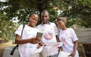 Vaccinators in Congo use phones to track progress