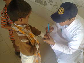 Pakistani child being vaccinated by Rotarian