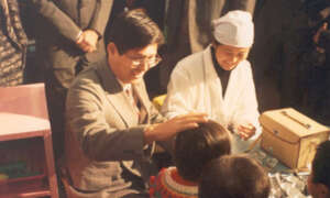 Dr. Omi vaccinates children against polio in China