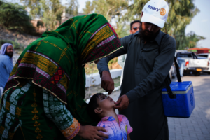 Health workers vaccinate children in Pakistan