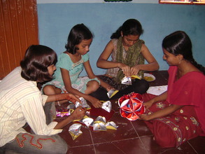 CHILDREN MAKING LATTERNS