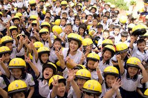 Miss Vietnamese World says yes to child helmets!
