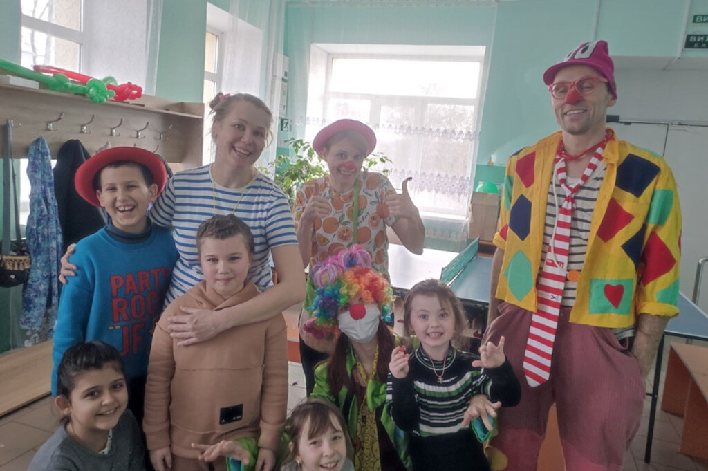Laughter Stronger Than Fear: Clowns at War