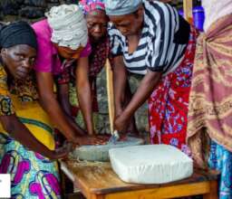 Training  vulnarable women in  soap making
