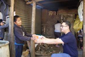 nino extrema pobreza recibe alimentos