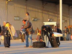 Family Crossing Libya-Tunisia Border