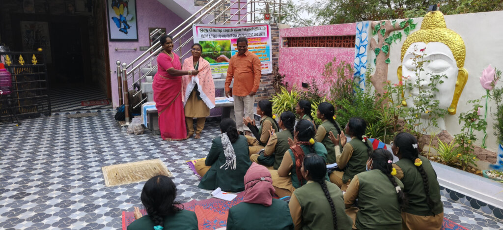 EFFECTIVE VOLUNTEERS ROLE IN  COMMUNITY SERVICES .
