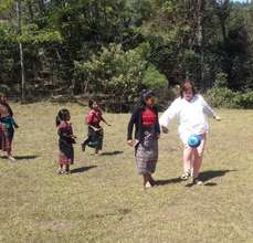 Girls cheering on the gringa's attempt to play