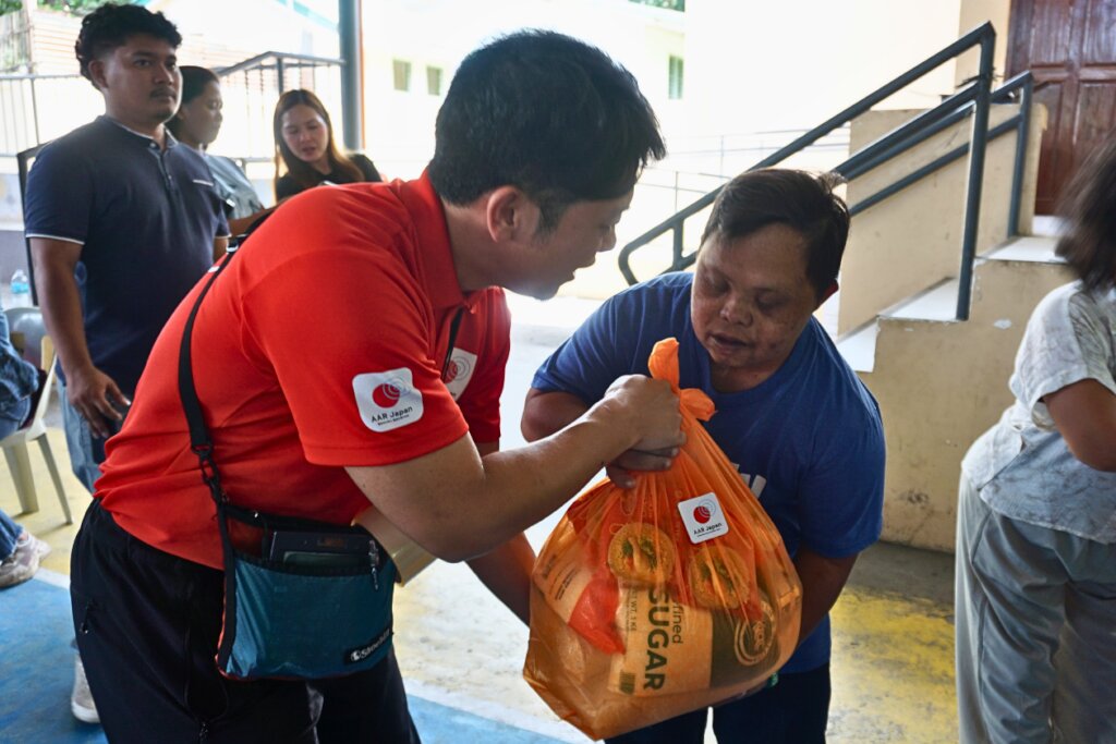Arai handing over emergency supplies.