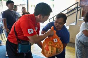 Arai handing over emergency supplies.
